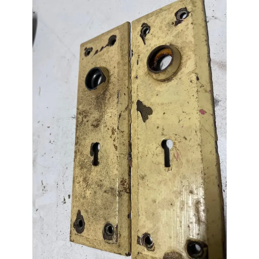 Vintage Cream Metal Door Knob Back Plates Skeleton Key Antique 2-1/4”x7”